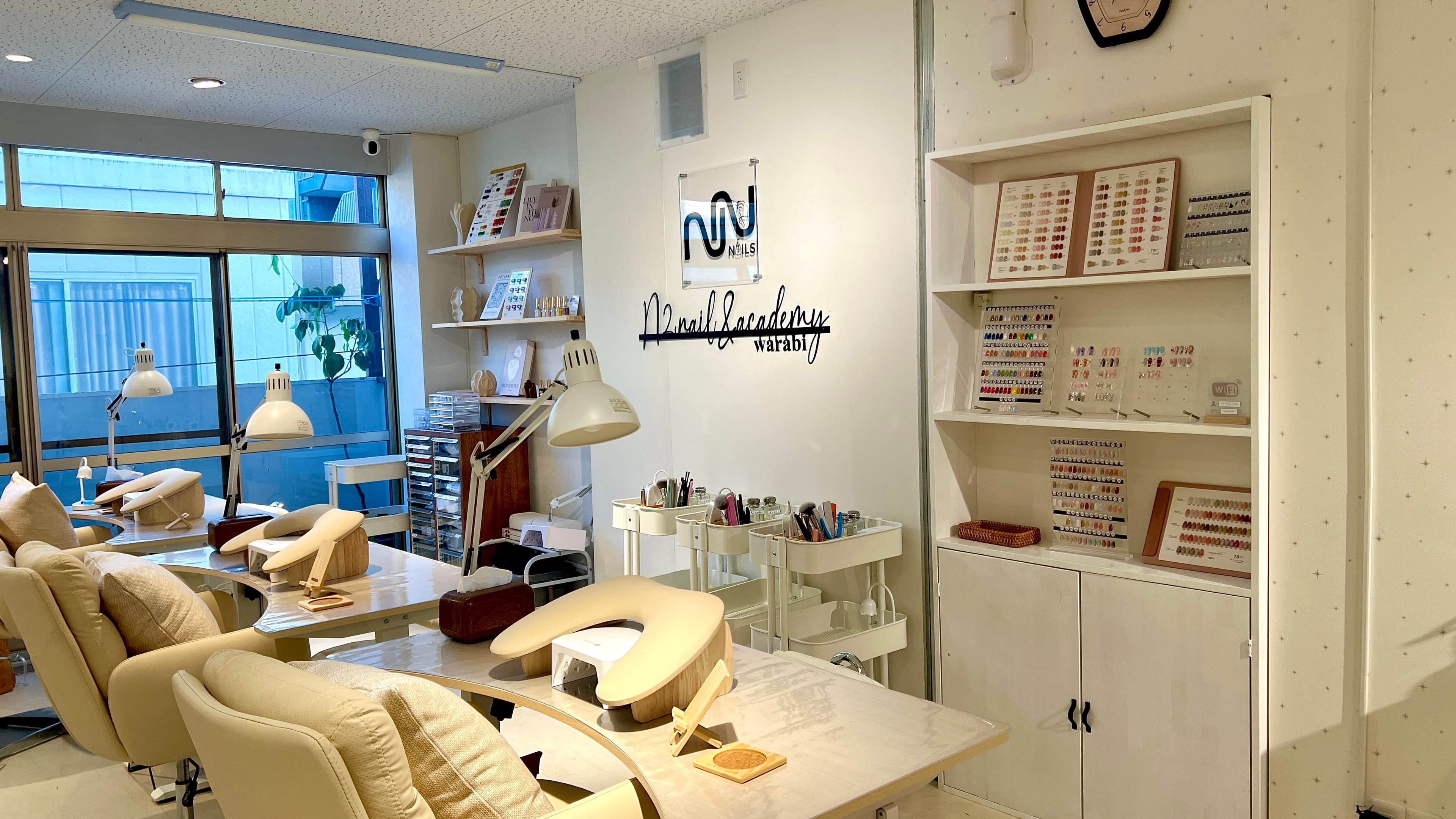 Bright and relaxing interior of N2.nail Warabi
